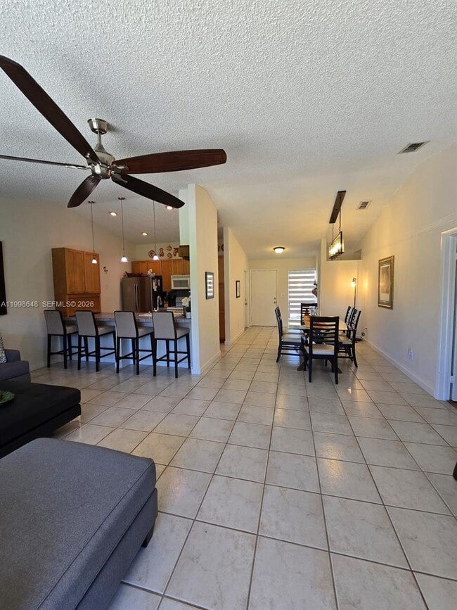 Foto del edificio - 5 Rogart Cir