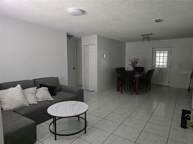 Foto del edificio - 773 E Birchwood Cir