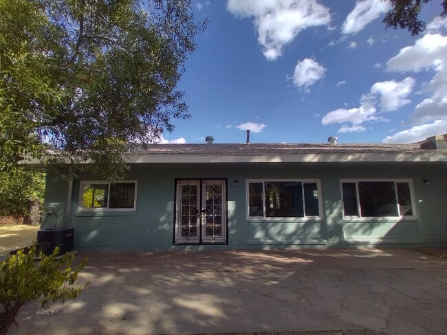 Foto del edificio - 1753 Los Robles Blvd