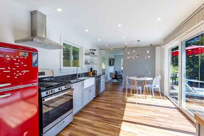Building Photo - 5 month lease- Fully Furnished One bedroom...