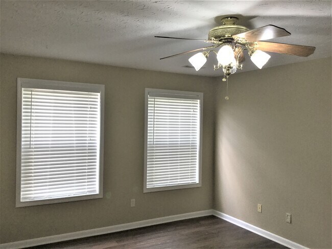 Foto del edificio - 6560 Black Forest Ct