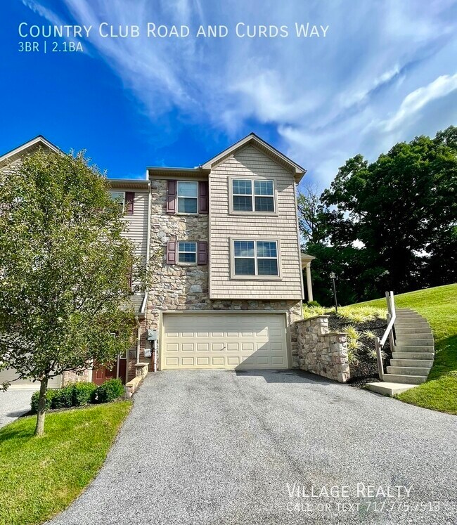 Building Photo - END UNIT! Spacious 3 bed, 2.5 bath Townhom...