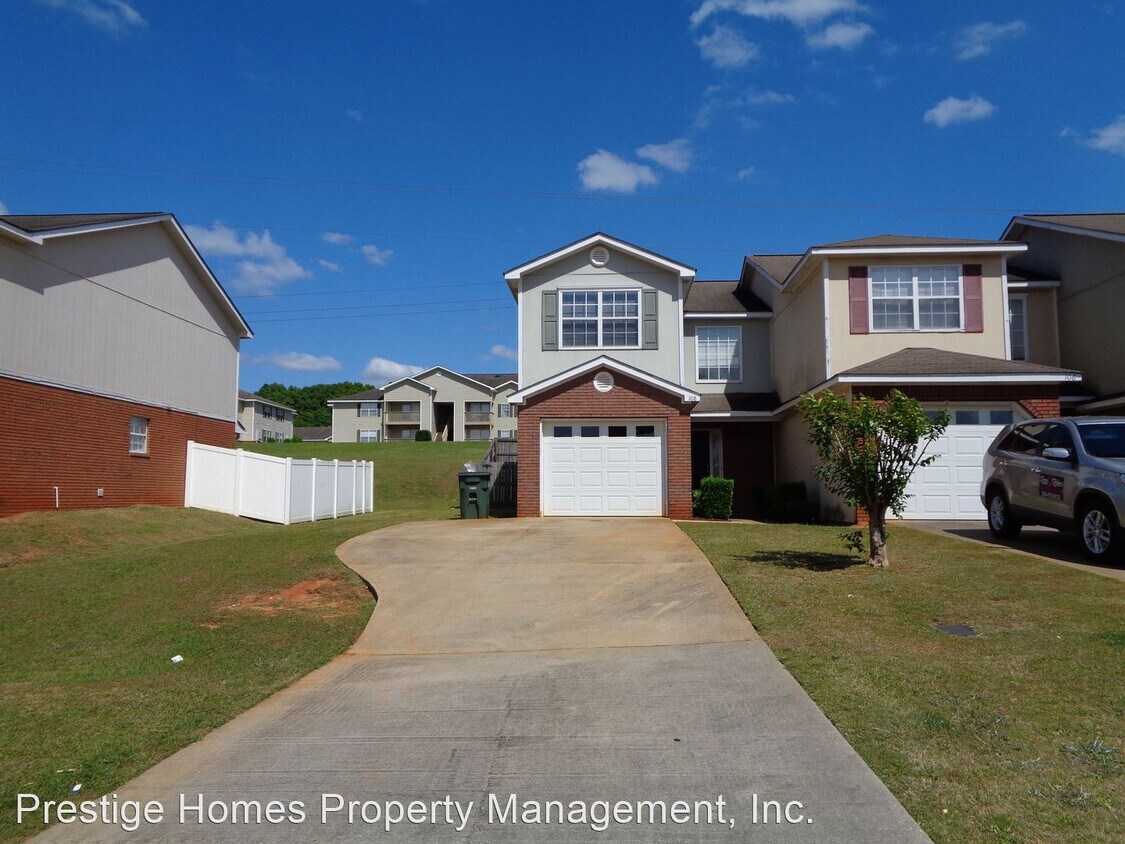 3 br, 2.5 bath House 108 N Springview Dr House Rental in Enterprise