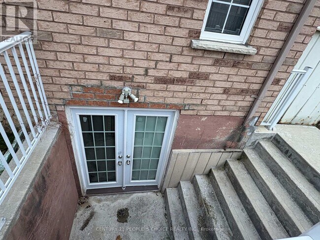 Building Photo - 2 Fallstar Crescent