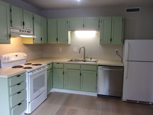 Foto del edificio - 2 Bedroom 1 Bath Condo with Private Deck i...