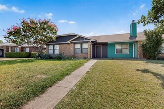 Building Photo - 310 E Amberway Ln