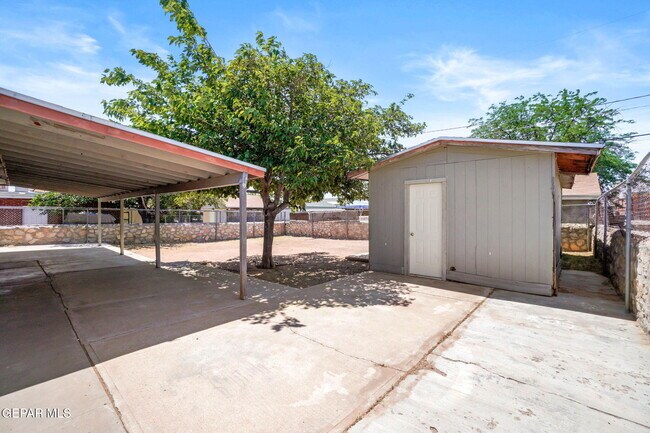 Building Photo - 4908 Royal Dr