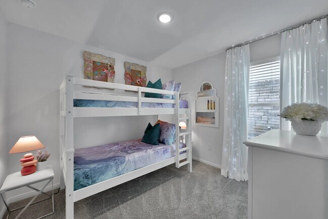 Descubra la combinación perfecta de comodidad y estilo en Esperanza at Wild Orchid. Este espacio de hermoso diseño ofrece cómodas literas, un ambiente sereno y acabados modernos. ¡No se pierda la experiencia de vida de sus sueños! ¡Reserve una visita hoy mismo! - Esperanza at Wild Orchid