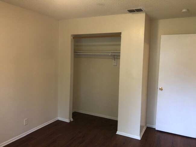 Foto del edificio - SPACIOUS 3BR/1.5BA w/Carport, Beautiful Wood Finish Flooring, Privacy Fenced Backyard! NO APP FEE!