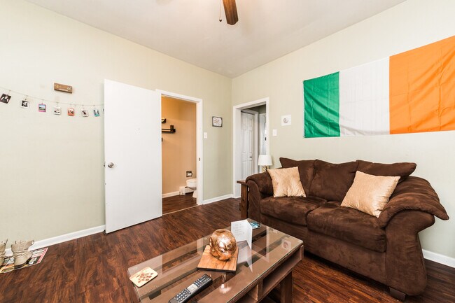 Foto del edificio - AVAILABLE MAY  - 2 Bedroom 1.5 bathroom Ho...