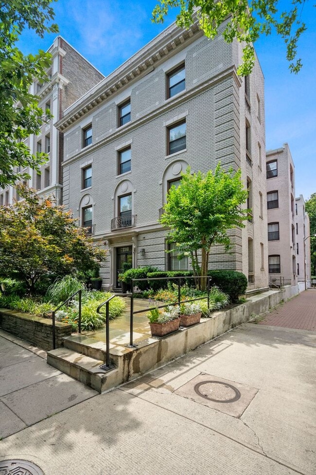 Building Photo - One month free rent with a lease start dat...