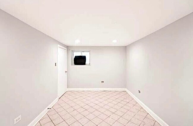 Building Photo - 6918 S Talman Ave