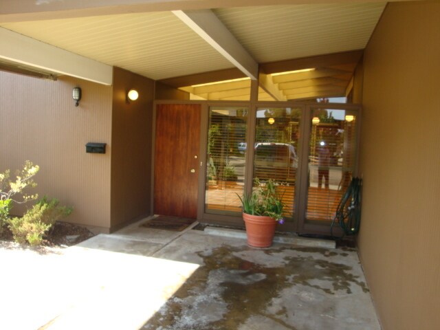 Entrada al atrio - 683 Tiffany Ct