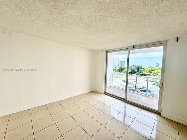 Foto del edificio - 1351 NE Miami Gardens Dr
