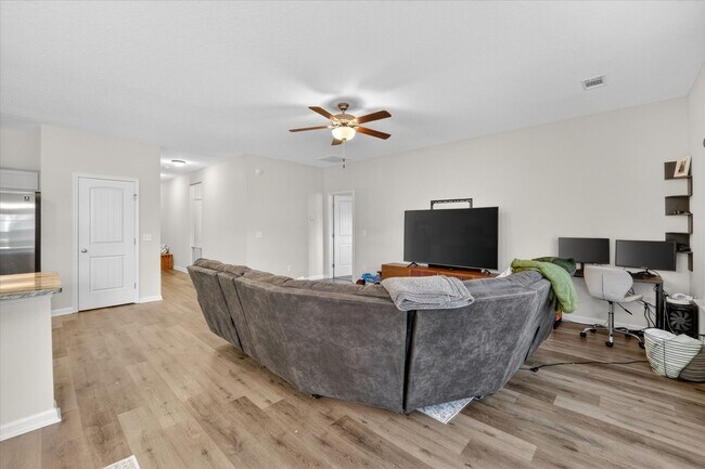 Foto del edificio - AVAILABLE MAY 2026  [PET FRIENDLY]