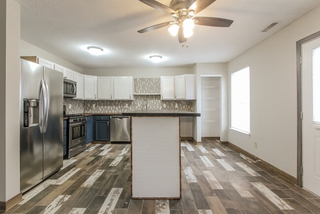 Building Photo - Charming 4 Bedroom