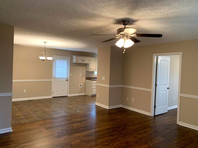 Building Photo - Beautiful 3 Bedroom 2 Bathroom Ranch Style...