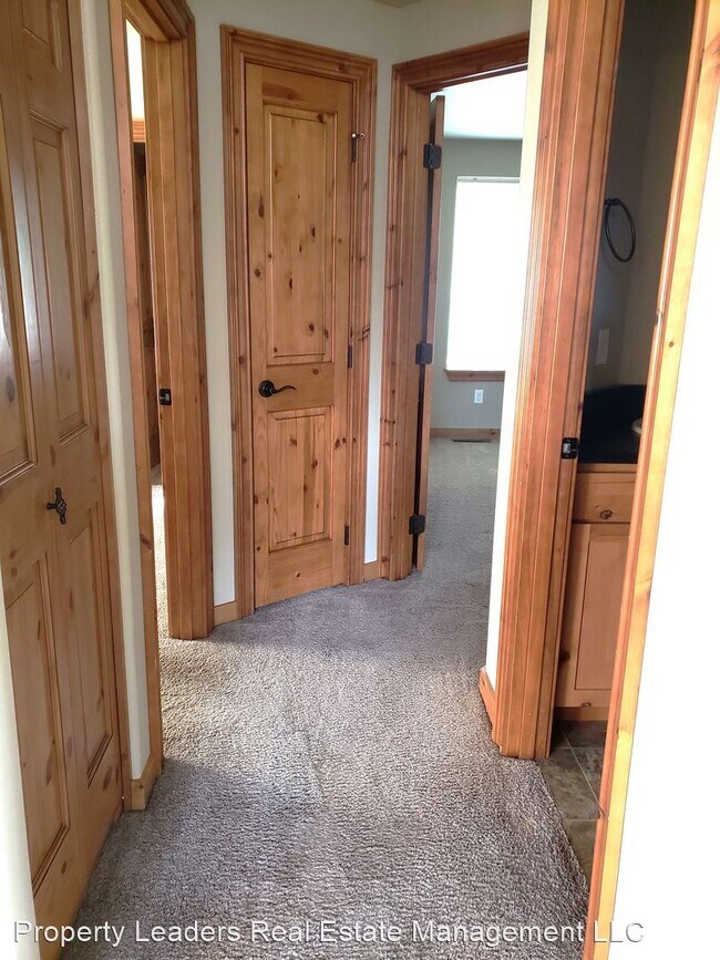 Foto del edificio - 3 br, 2 bath House - 1011 NE Bennington Way
