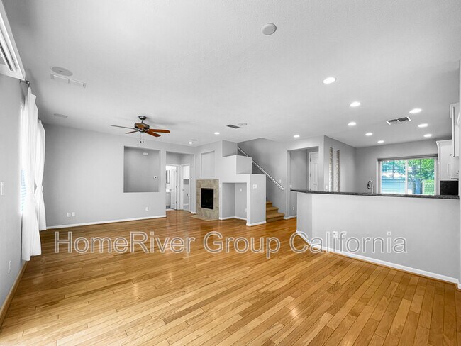 Foto del edificio - 2151 Sterling Dr