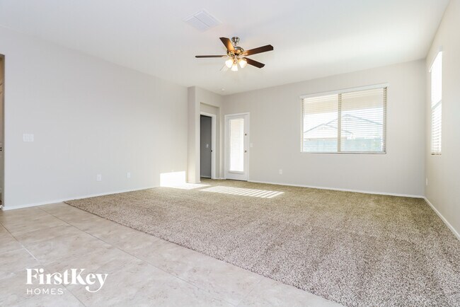 Foto del edificio - 31012 W Mulberry Dr