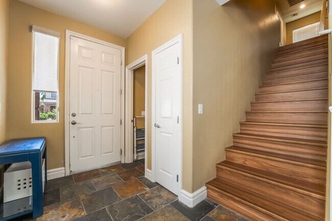 Building Photo - Charming 3 Bedroom Home in the Heart of So...