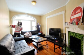 Building Photo - 10 Strathmore Rd