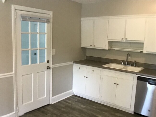 Building Photo - 717 Brooks Ave