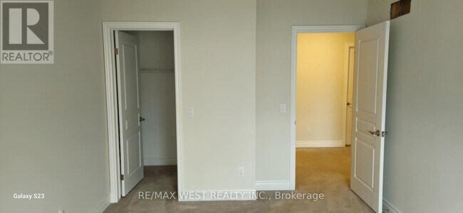 Photo du bâtiment - 24 Manhattan Ct.