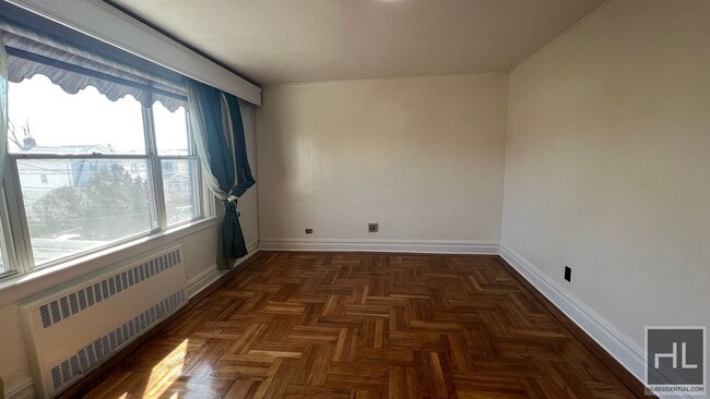 Building Photo - VERY SPACIOUS & VERY BRIGHT 2 BEDROOMs  EA...
