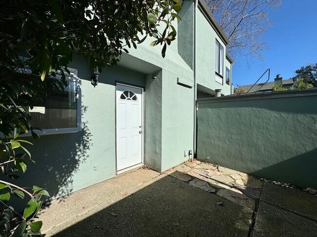 Foto del edificio - Renovated and Centrally Located Two Bedroo...