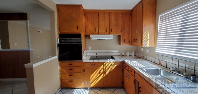 Foto del edificio - 1642 N Russell Ave