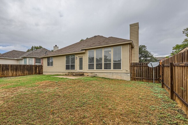 Building Photo - 3 bedroom 2 bath in Oak Ridge addition of ...