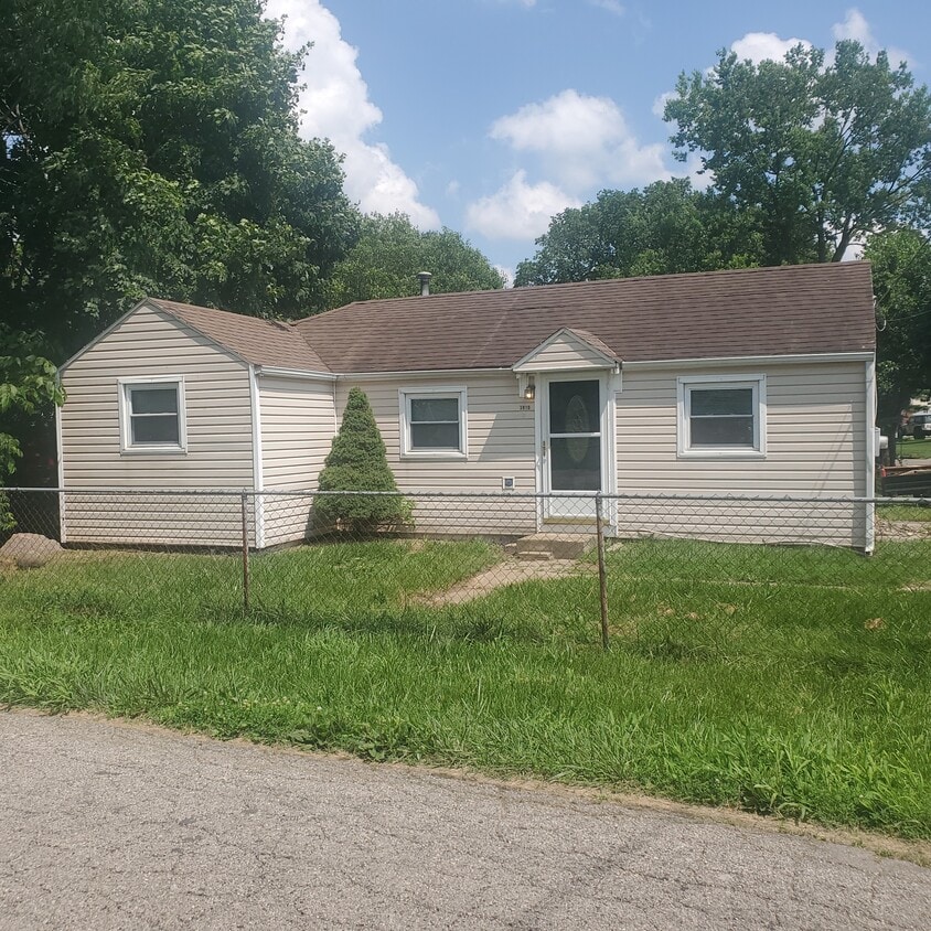 Primary Photo - 3910 N 1st St