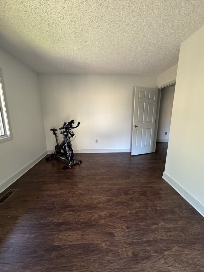 Building Photo - "Charming 2-Bedroom Condo with Cozy Fireplace in Hendersonville – 1603 Sq Ft of Comfort!"