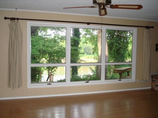 Building Photo - 528 Riverview Dr