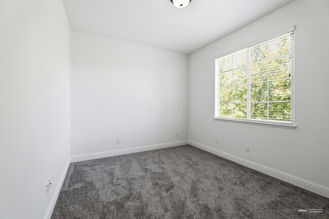Building Photo - 2439 Lincoln Airpark Dr