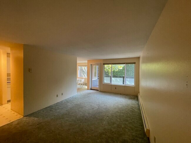 sitting room - 5818 NE 70th St