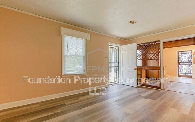Building Photo - 2061 Pendleton St
