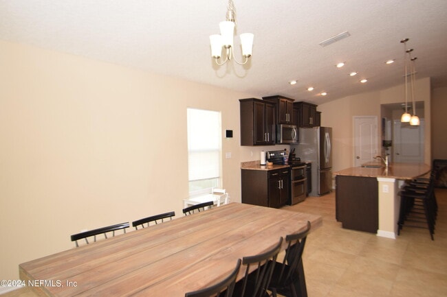 Building Photo - 12593 Itani Wy