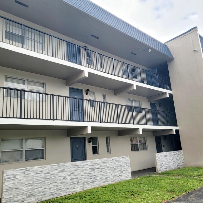 Building Photo - 7911 N Colony Cir