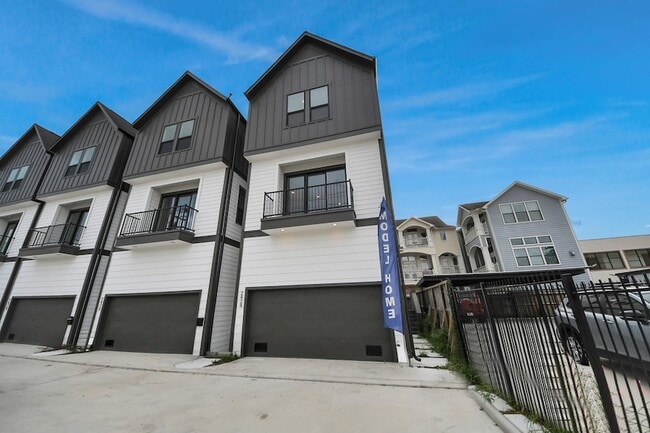 Building Photo - 2426 Ella Blvd