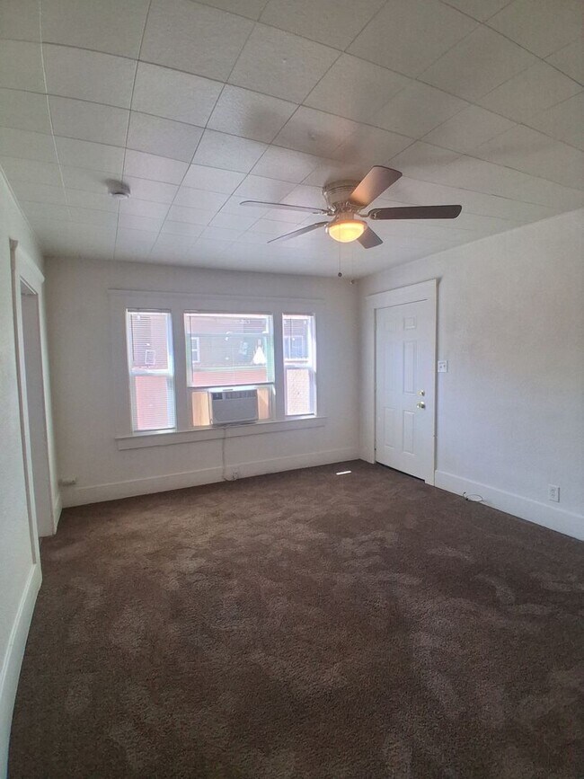 Foto del edificio - 956-958 N. Farris Ave