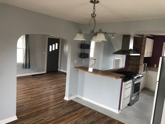 Foto del edificio - 1630 N Maple Rd
