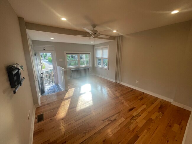 Building Photo - 203 Conway Ave