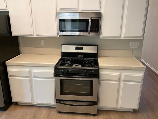 Foto del edificio - Lovely Single Story ~ 4 Bedroom 2 Bath Hom...