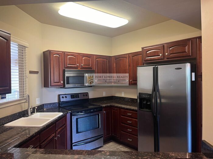 Foto principal - Unfurnished 3 bed 2 bath with washer/dryer