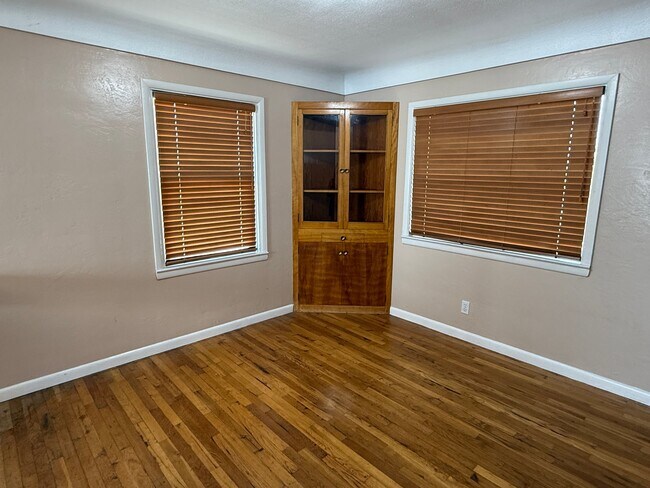 Foto del edificio - 4646 Track Rd