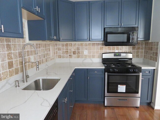 Foto del edificio - 6038 Westchester Park Dr