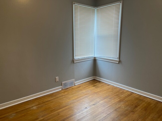 Building Photo - 3 Bed 1 Bath Unit in Lacombe, AB
