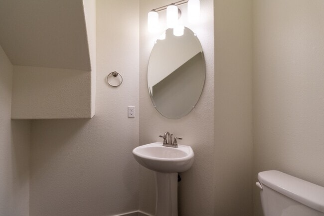 Building Photo - Beautiful 3 Bed 2 home with 2 Car Garage-F...